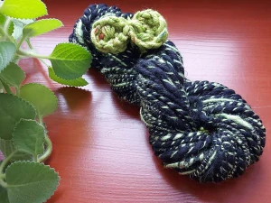 Černá s hedvábím - ručně předená - 75 g/43,5 m